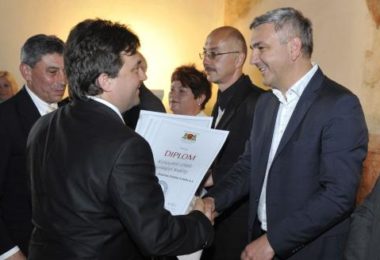 Generální ředitel Ing Jaroslav Kurčík přebírá diplom za vynikající chléb roku 2015