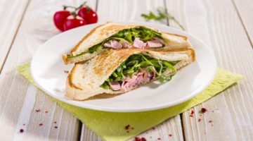 Plněný sendvič s rukolou