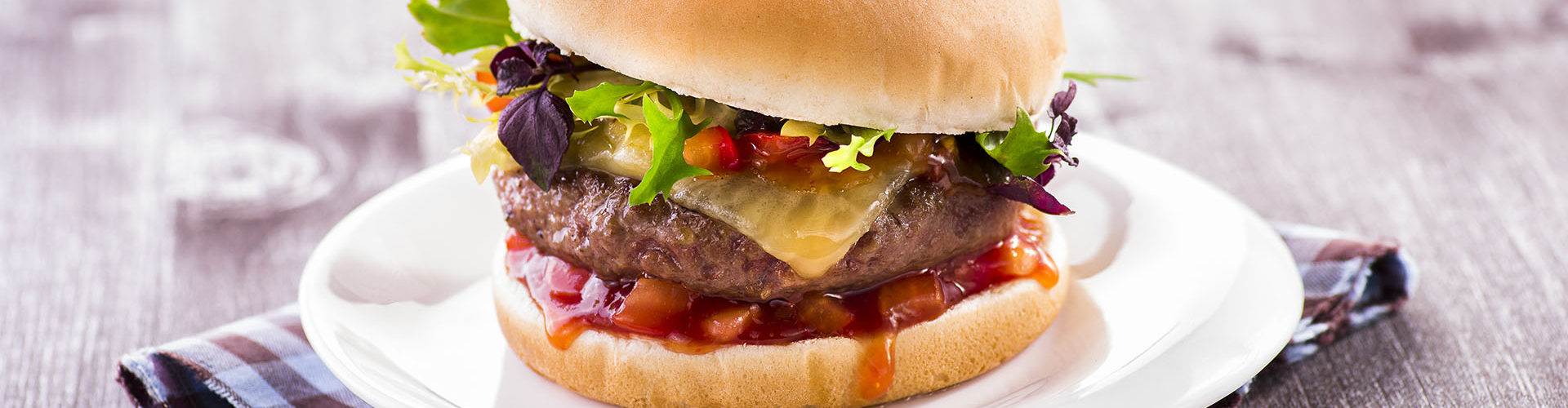 Hamburger Klasik na grilu s Chilli omáčkou