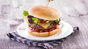 Hamburger Klasik na grilu s Chilli omáčkou