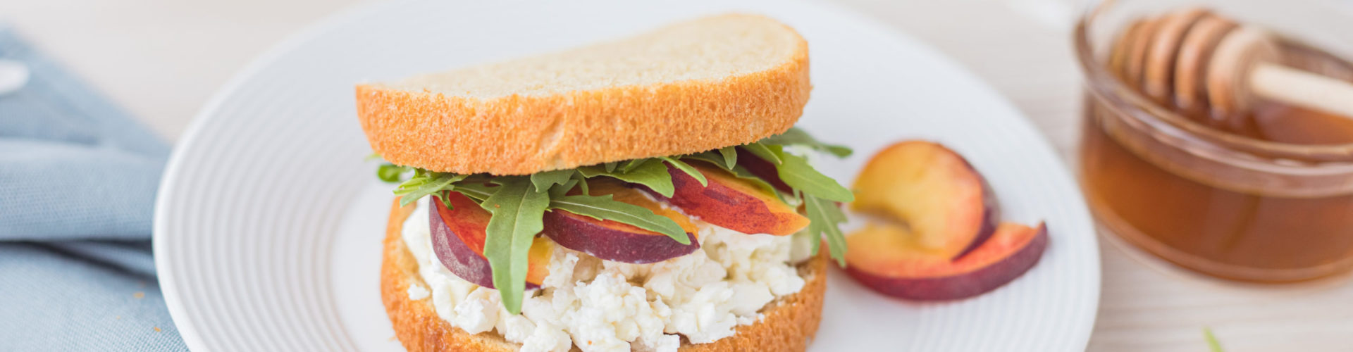 Sendvič s kozím sýrem a broskvemi