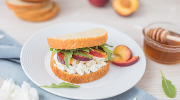 Sendvič s kozím sýrem a broskvemi