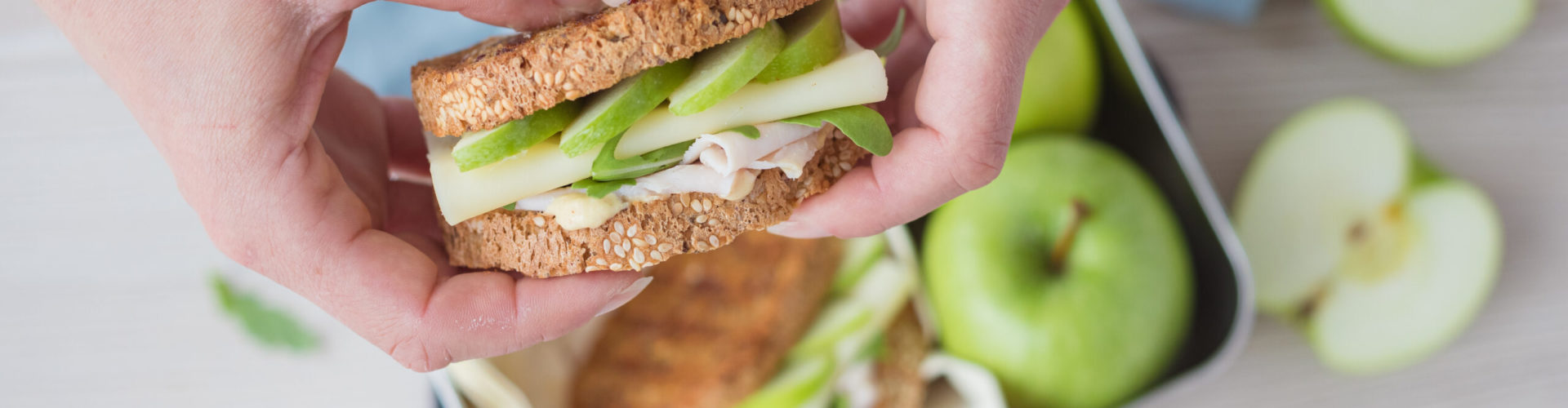 Sendvič s jablkem, šunkou a sýrem