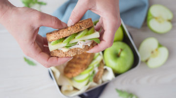 Sendvič s jablkem, šunkou a sýrem