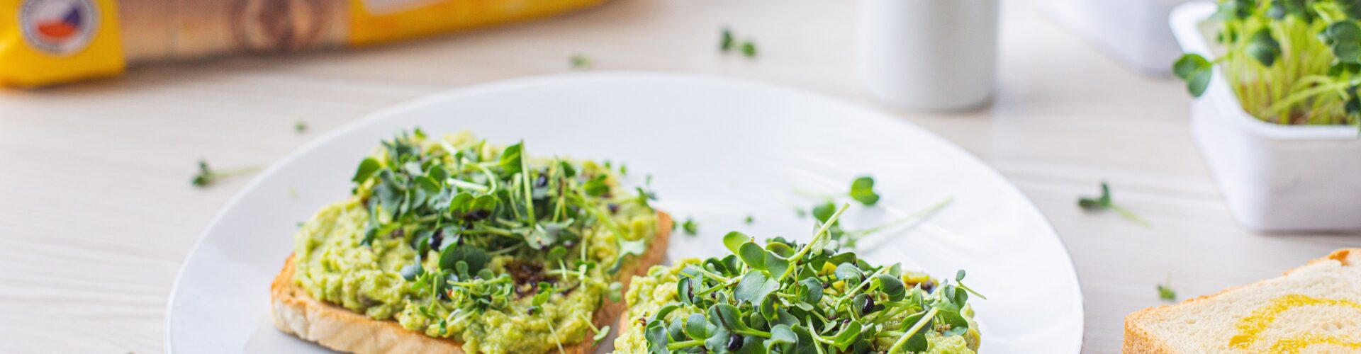 Avo-toust s mikrobylinkami