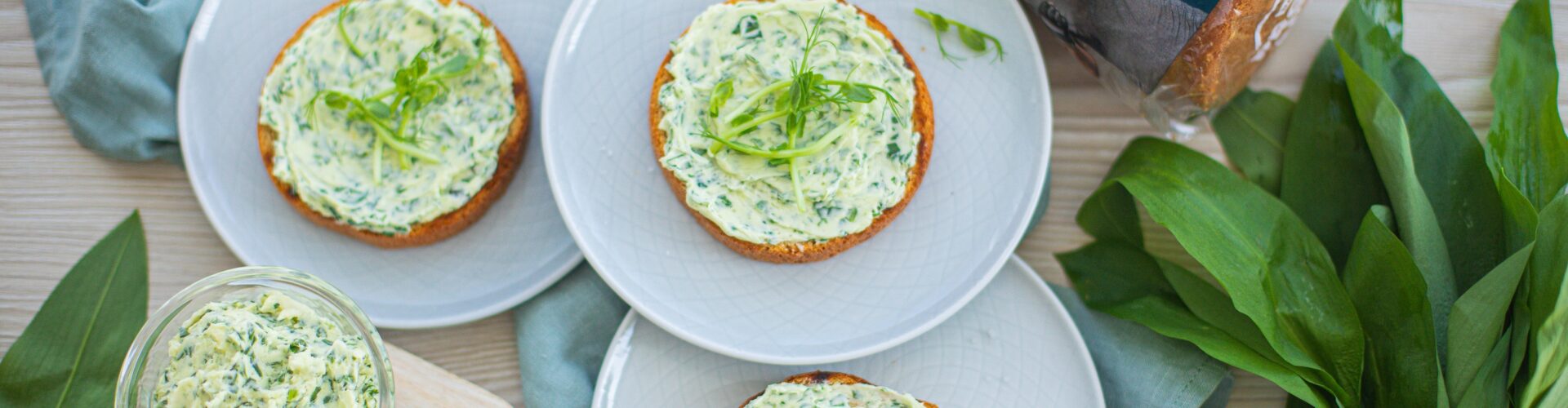 Chlebík s nadýchaným máslem z medvědího česneku