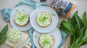 Chlebík s nadýchaným máslem z medvědího česneku