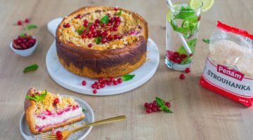 Rybízový koláč s mátovo–rybízovou limonádou