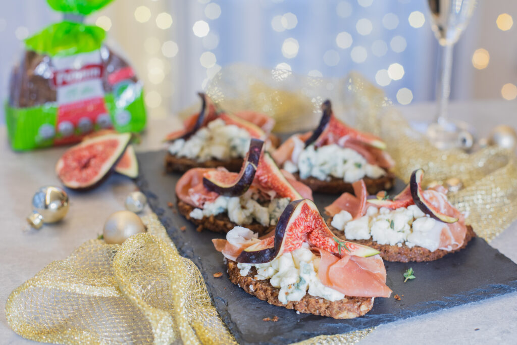 Špaldové chlebíčky se sýrem s modrou plísní, sušenou šunkou a fíky