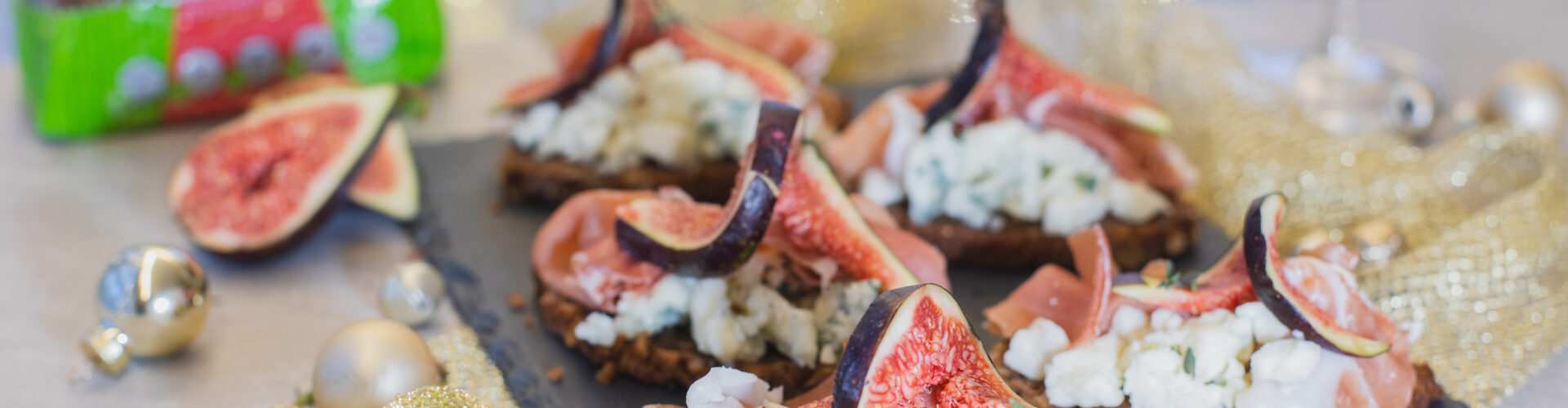 Špaldové chlebíčky se sýrem s modrou plísní, sušenou šunkou a fíky