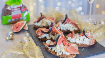 Špaldové chlebíčky se sýrem s modrou plísní, sušenou šunkou a fíky