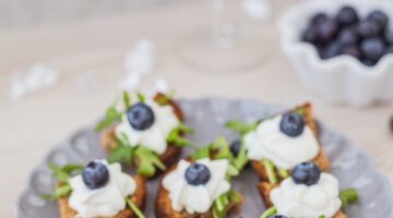 Jednohubky s kozím sýrem a borůvkami