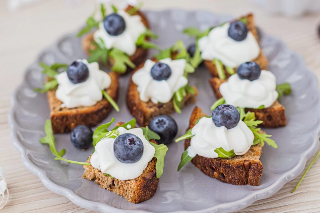 Jednohubky s kozím sýrem a borůvkami